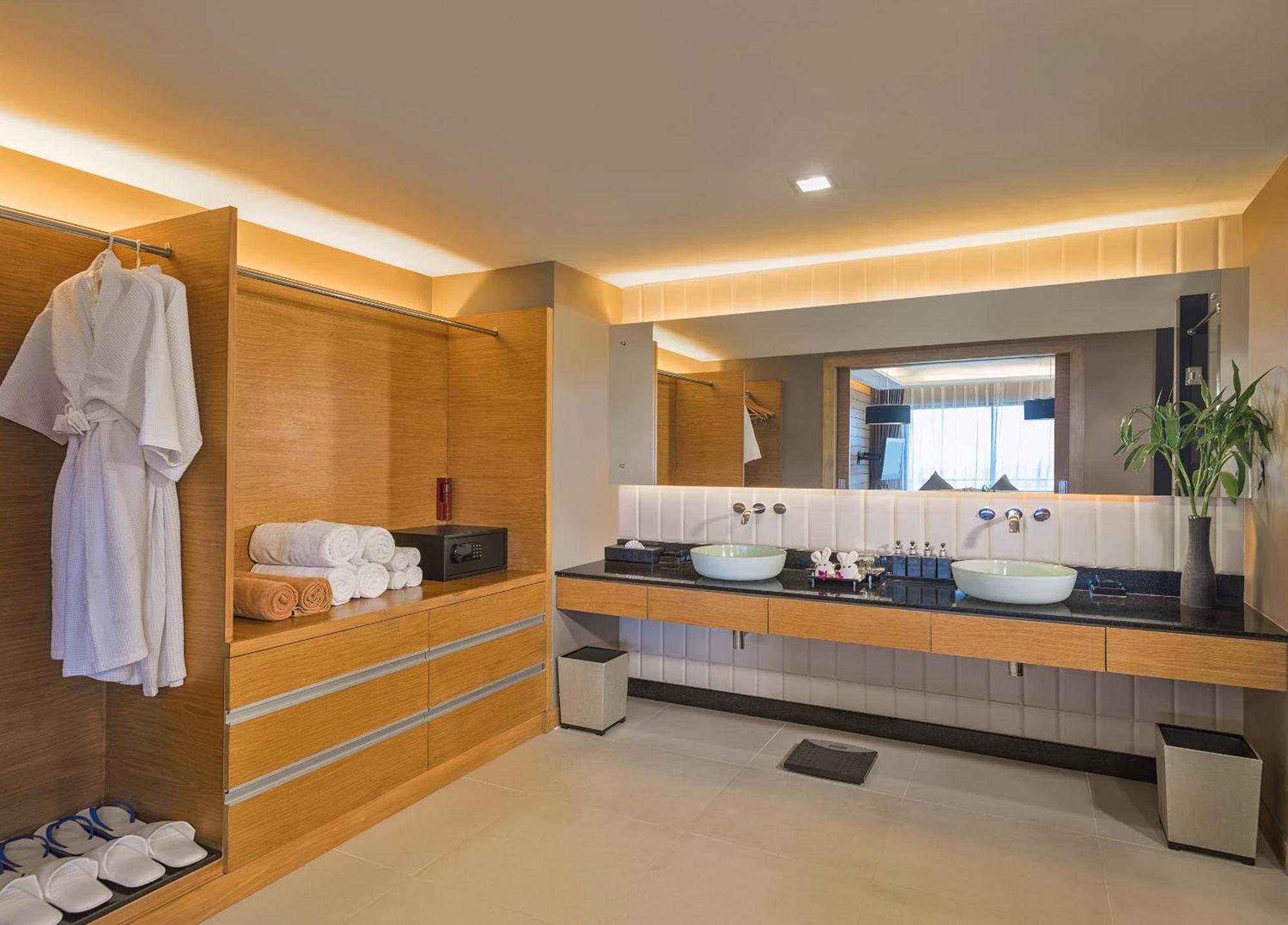 Novotel Phuket Avista And